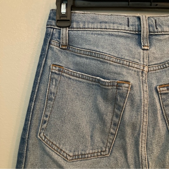 Abercrombie & Fitch Zoe Natural Rise Ankle Straight Jean - Distressed Light Wash - Picture 8 of 12